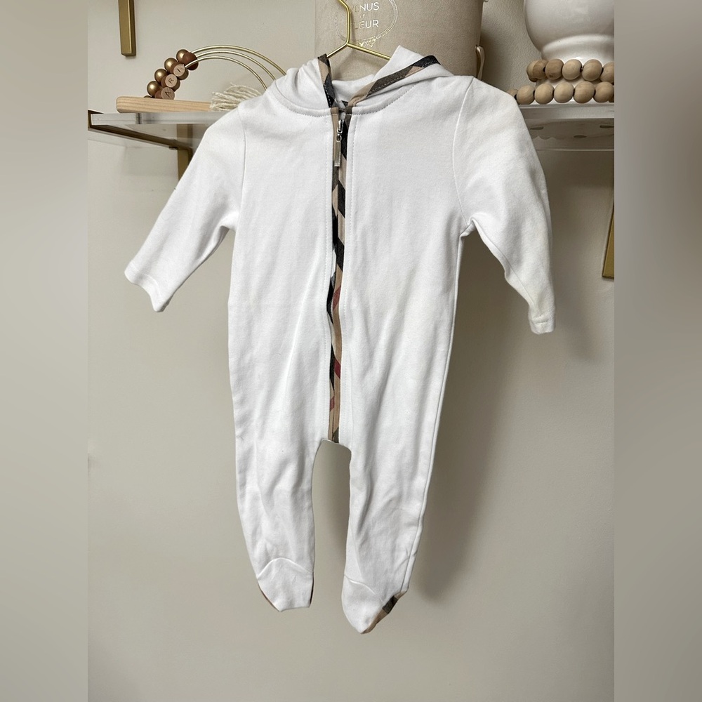 Beautiful baby zip up fottie with hood